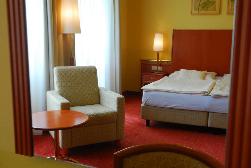 Park Hotel Pelikan Σζομπαθέλι Δωμάτιο φωτογραφία